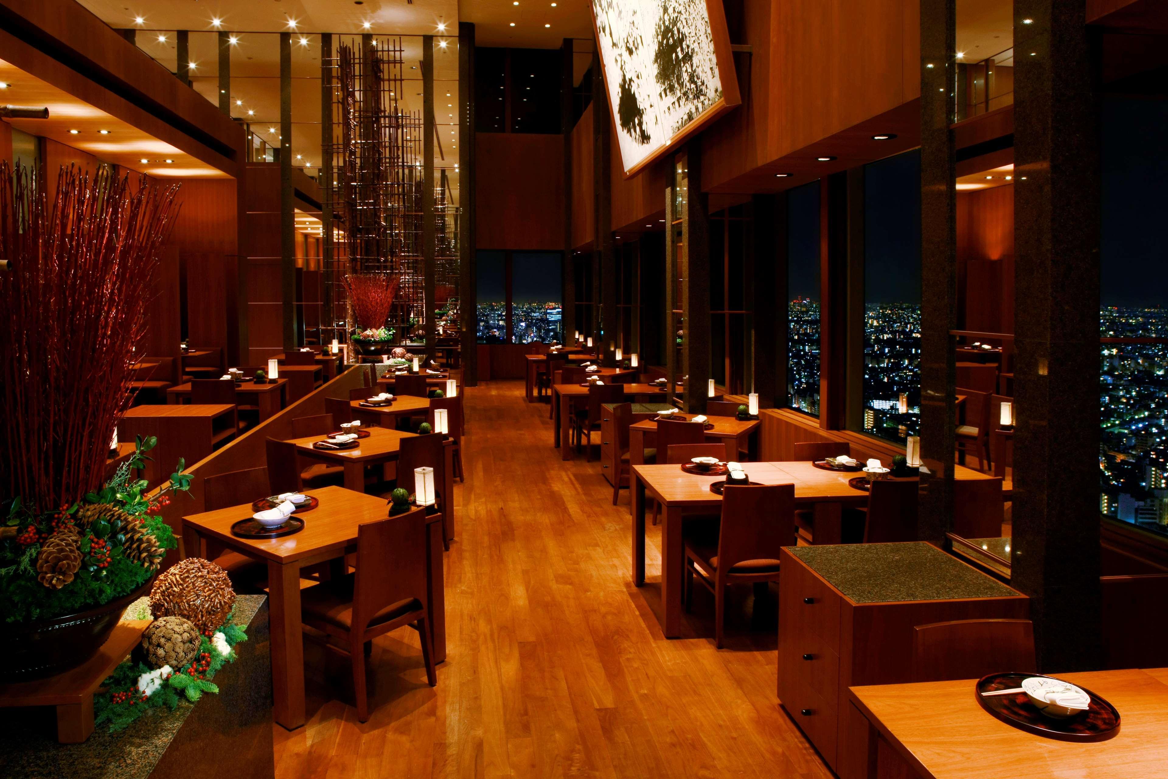 Японский ресторан фото. Кафе в Токио Япония. Ресторан Токио. Park Hyatt Tokyo снаружи. Японский ресторан в Токио.